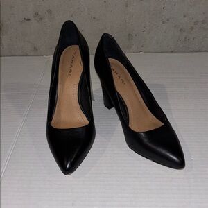 Tahari Black Leather Ava Pointed Toe Pump With 
3.5” Stacked Heel - Size 6